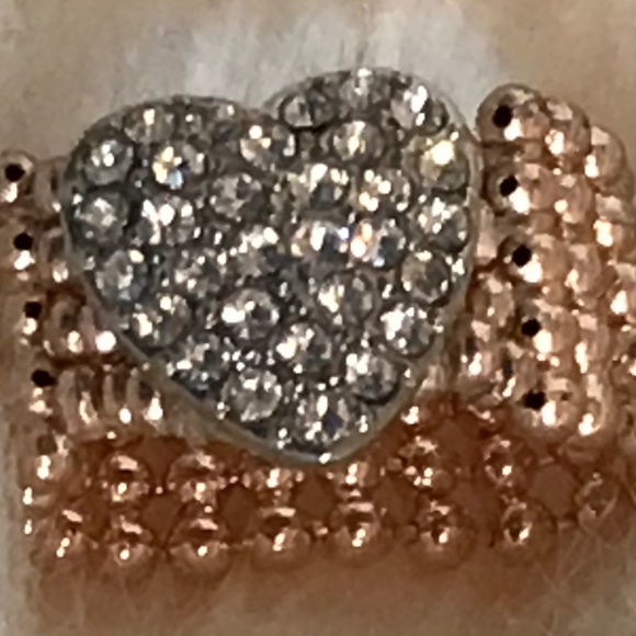 NWOT Guess Rose Gold Tone Ring With Stretchable Band & White Rhinestones - Picture 4 of 9